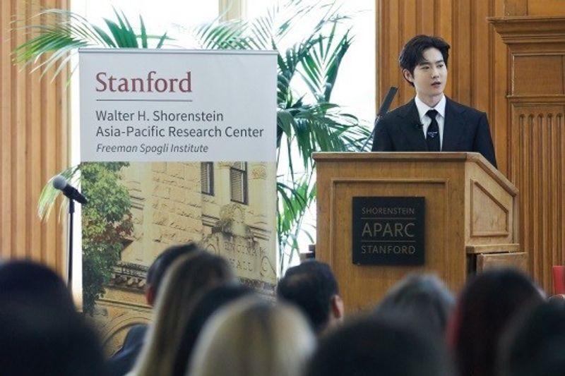 Suho EXO Jadi Pembicara di Konferensi Universitas Stanford