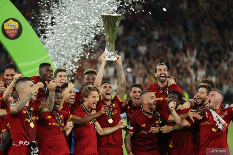 2022-05-25T212107Z_2002825812_UP1EI5P1NB5IB_RTRMADP_3_SOCCER-EUROPACONF-ROM-FEY-