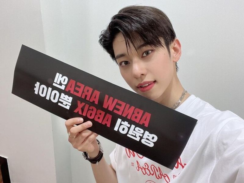 Agensi BNM Konfirmasi Siapa Wanita Yang Dipeluk Kim Donghyun AB6IX