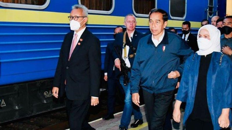 presiden-joko-widodo-dan-ibu-iriana-joko-widodo-tiba-di-przemysl-glowny-station