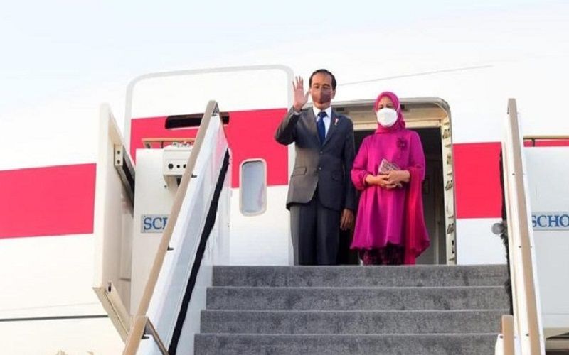 jokowi-dan-iriana-kembali-ke-tanah-air-dari-abu-dhabi_43-1