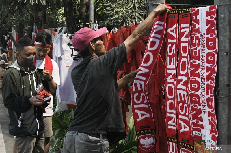 antarafoto-pedagang-merchandise-timnas-020722-fm-2