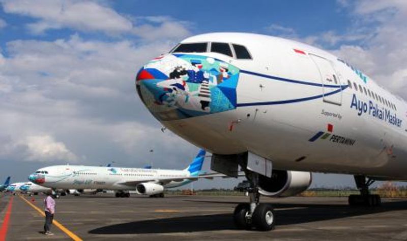 pengunjung-mengamati-pesawat-garuda-indonesia-bercorak-khusus-dengan-visual_2012