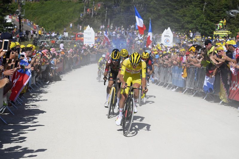 2022-07-08T161729Z_1355693809_UP1EI781993CN_RTRMADP_3_CYCLING-FRANCE