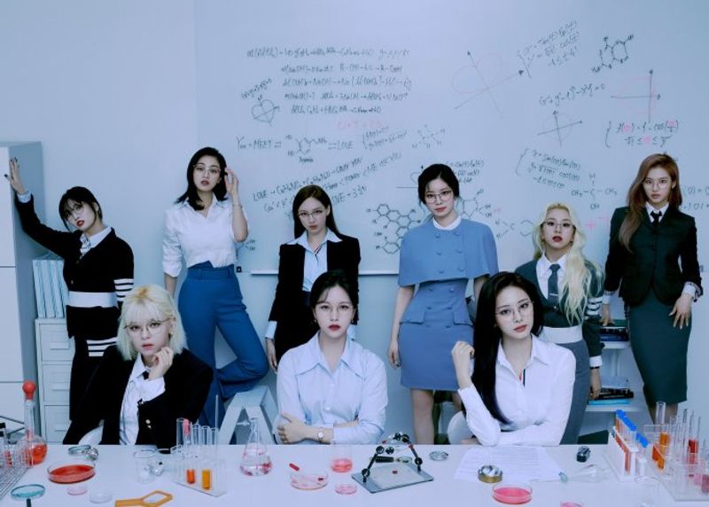 Buktikan Solidaritas, Semua Member TWICE Perpanjang Kontrak