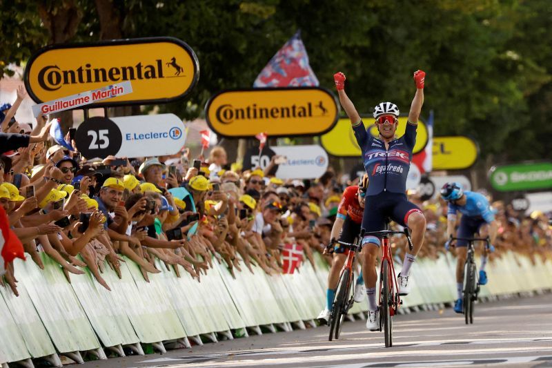 2022-07-15T165420Z_1150367851_UP1EI7F17BWH7_RTRMADP_3_CYCLING-FRANCE