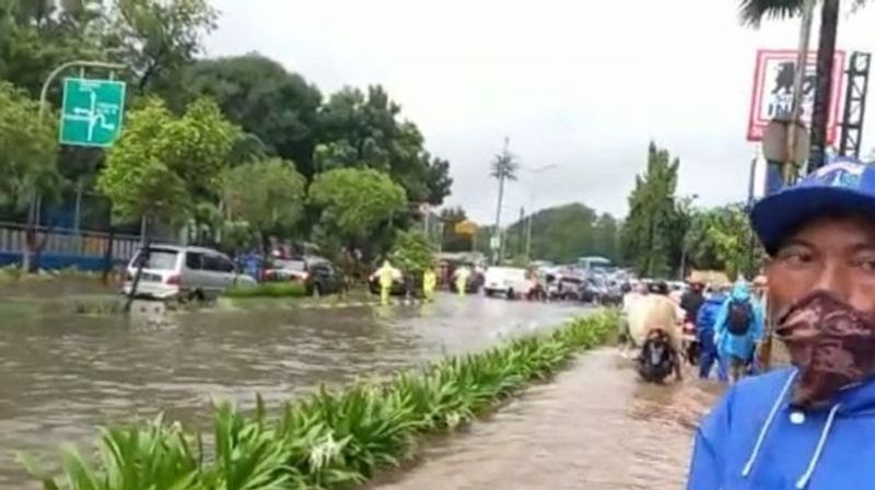 65355-banjir-di-kawasan-tanjung-duren-jakarta-barat-setelah-hujan-deras-antara