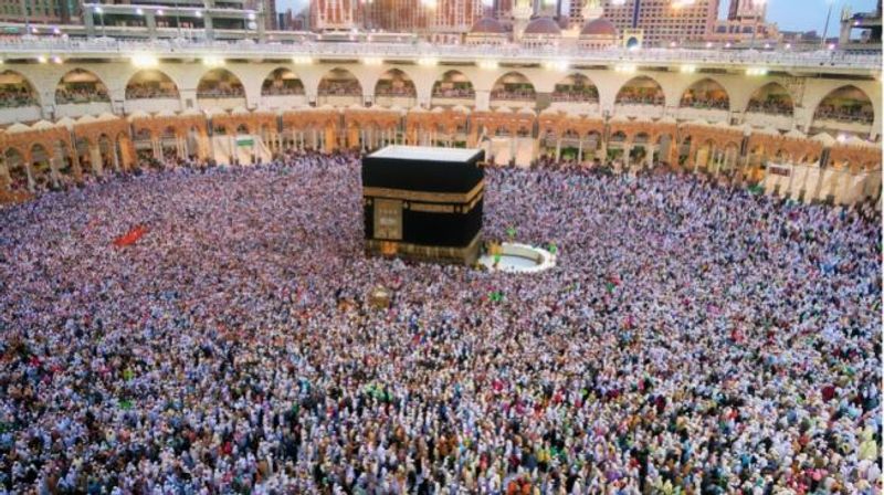 91439-ilustrasi-jamaah-haji-melaksanakan-ibadah-haji-di-masjidil-haram-mekkah-pe