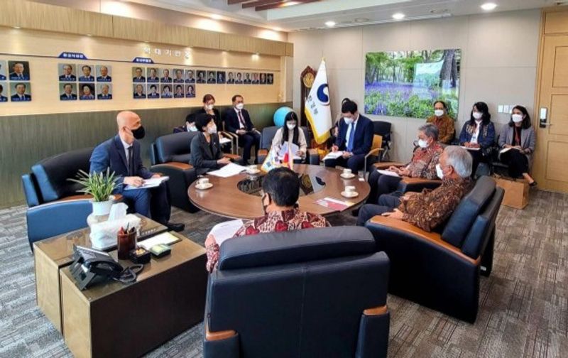 pertemuan-bilateral-dengan-menteri-lingkungan-korea-selatan-menteri-basuki-bangu