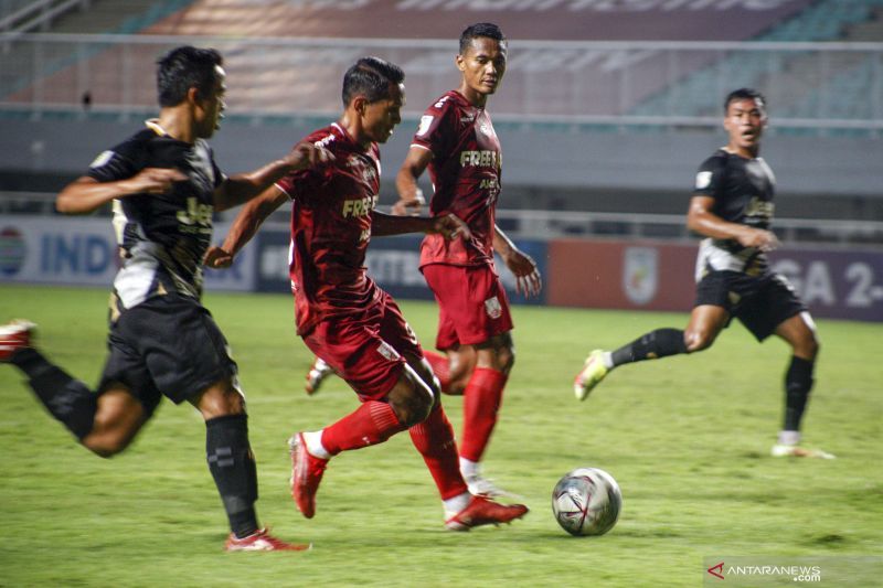 antarafoto-martapura-dewa-united-lawan-persis-solo-271221-ysw-3_1