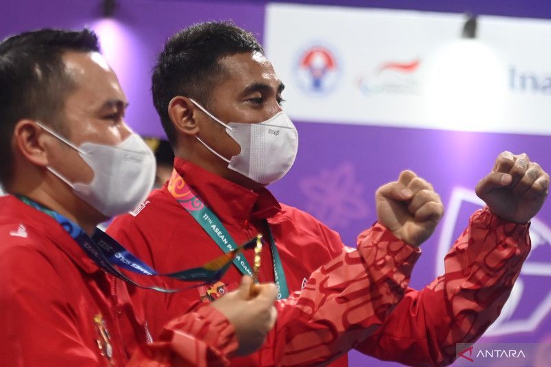 antarafoto-medali-emas-tim-tenis-meja-indonesia-3-010822-ms-1