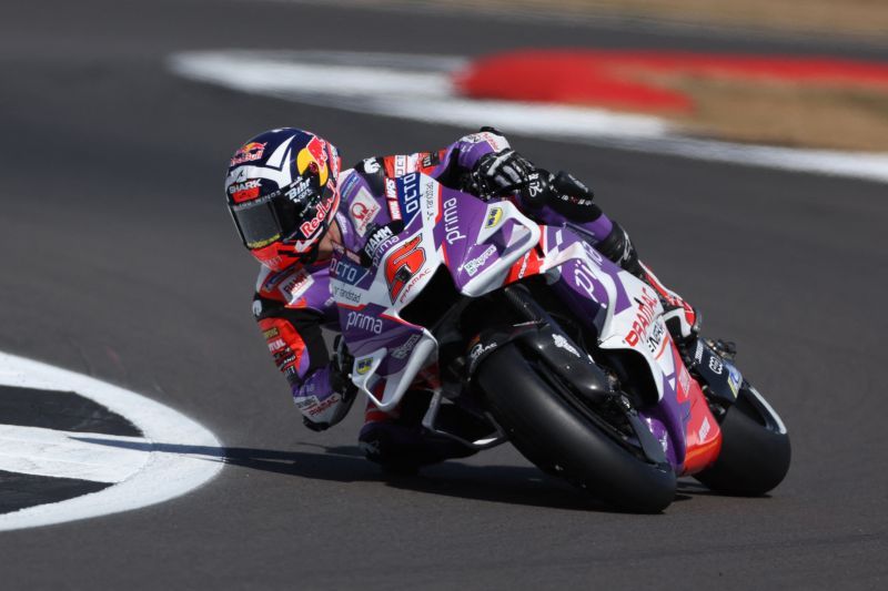 2022-08-06T140058Z_1879123477_UP1EI8612XKCG_RTRMADP_3_MOTOR-MOTOGP-BRITAIN