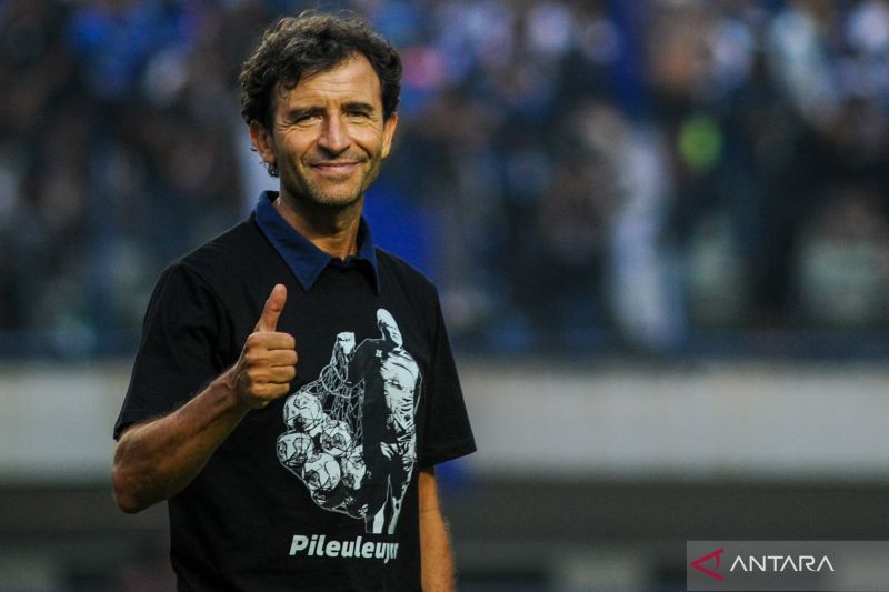 antarafoto-pelatih-baru-persib-bandung-040922-rai-4_1 (1)