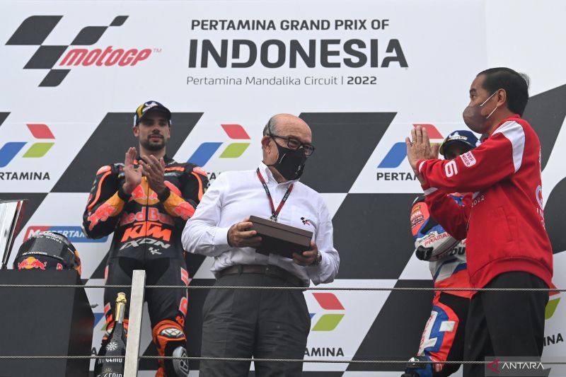 antarafoto-jokowi-carmelo-cenderamata-mandalika-20322-aww-3