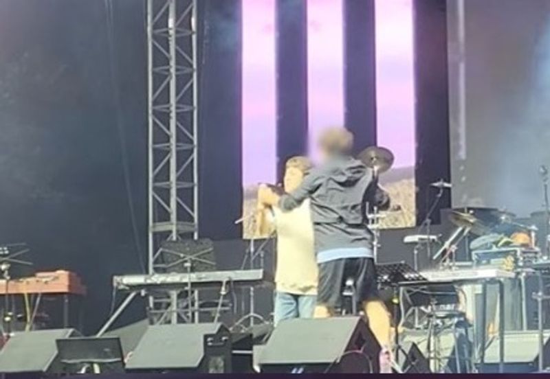Huh Gak Alami Insiden di Atas Panggung Saat Sedang Bernyanyi