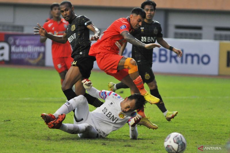 antarafoto-bhayangkara-fc-melawan-borneo-fc-berakhir-imbang-130922-fm-2_1