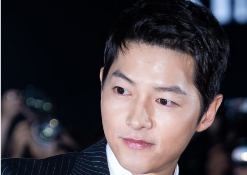 Song Joongki Menangkan Daesang di APAN Awards