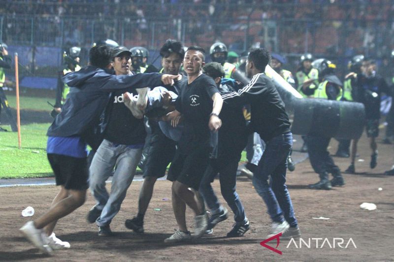 Kericuhan-Pasca-Pertandingan-Arema-Melawan-Persebaya-011022-abs-3