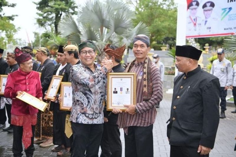 wali-kota-dan-kades-sekota-batu-dapat-penghargaan-dari-gus-halim-rhd