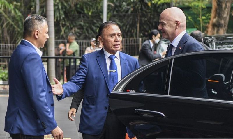 presiden-fifa-berkunjung-ke-pssi 1