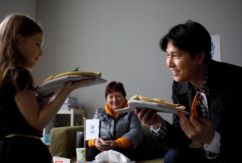 Jung Woosung Bertemu Dengan Pengungsi Ukraina dan Berjuang Untuk Hak-haknya
