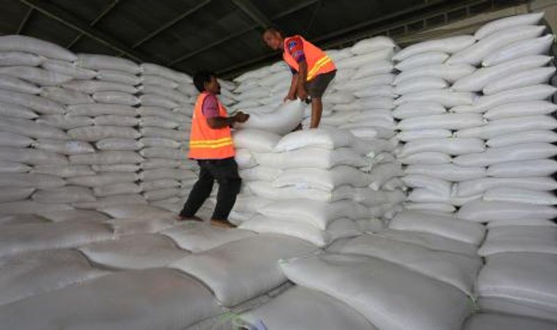 pekerja-membongkar-muat-karung-berisi-beras-di-gudang-perum_220922162350-139