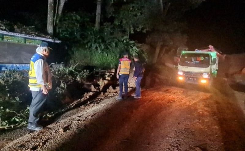 tinjau-penanganan-longsoran-di-jalan-nasional-cianjur-puncak-menteri-basuki-insh