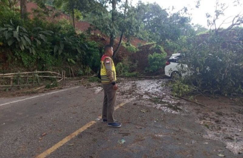 kementerian-pupr-fokus-tangani-longsoran-di-jalan-nasional-cianjur-puncak-WhatsA
