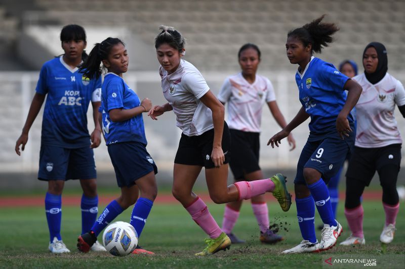 antarafoto-uji-coba-timnas-putri-indonesia-130122-sgd-6