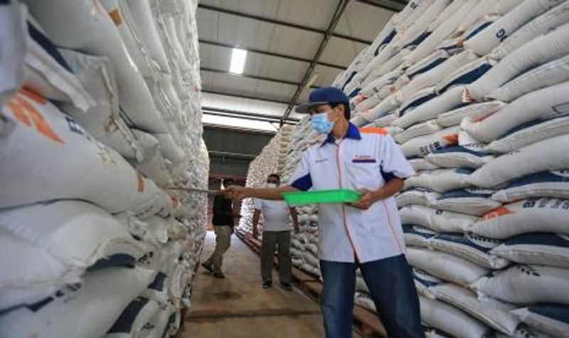pekerja-memeriksa-stok-beras-di-gudang-bulog-sub-divre_211209201033-265