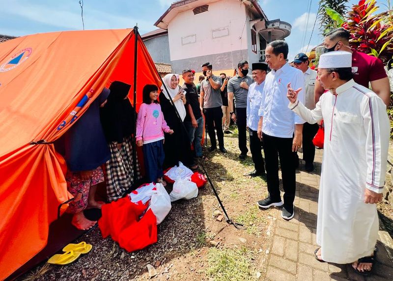 Presiden-Tinjau-Dampak-Gempa-di-Ponpes-Darul-Falah-Cianjur