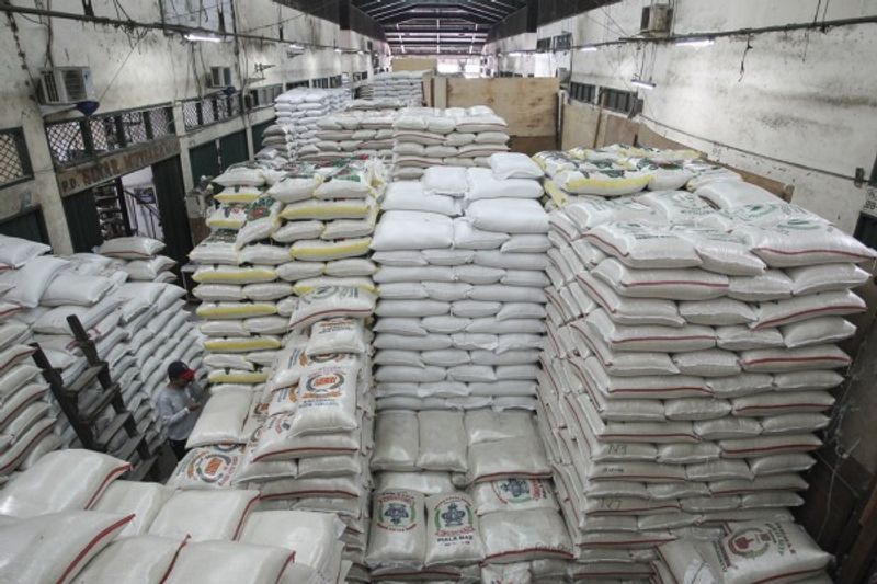 stok-beras-di-pasar-cipinang-aman-sampai-lebaran-GbKo8oLSEb