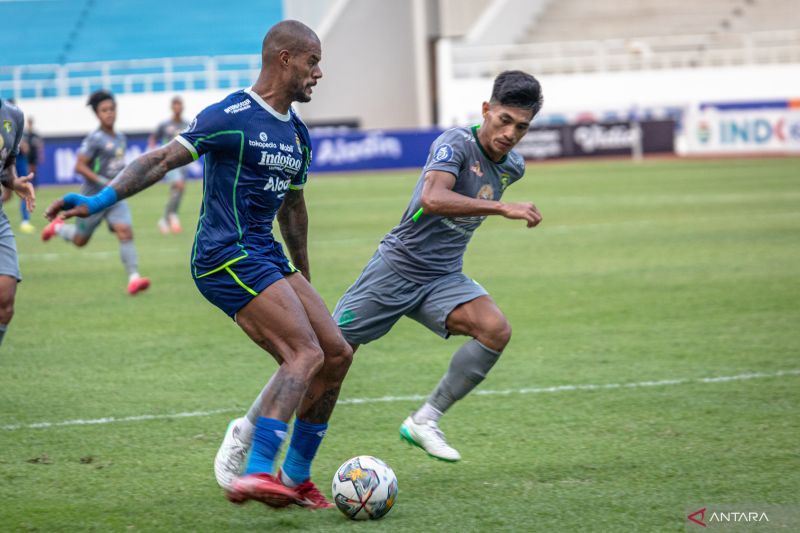 antarafoto-persib-bandung-kalahkan-persebaya-101222-ast-3