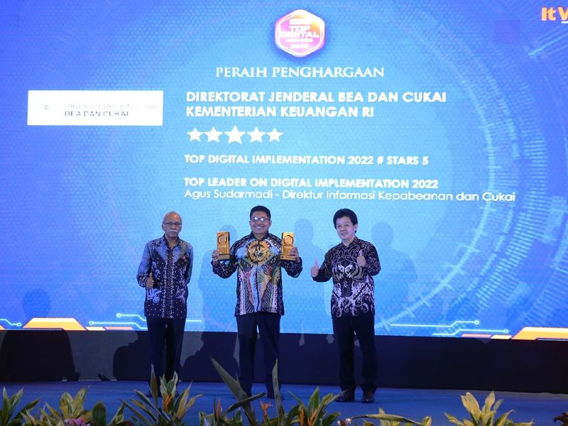 421ca98a31e6304a3448dbe1888a05a4-22-12-penghargaan