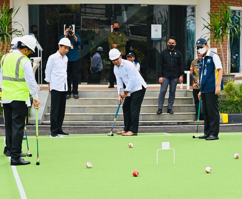 Momen-Presiden-Nonton-Menteri-Basuki-dan-Gubernur-Jabar-Main-Gateball