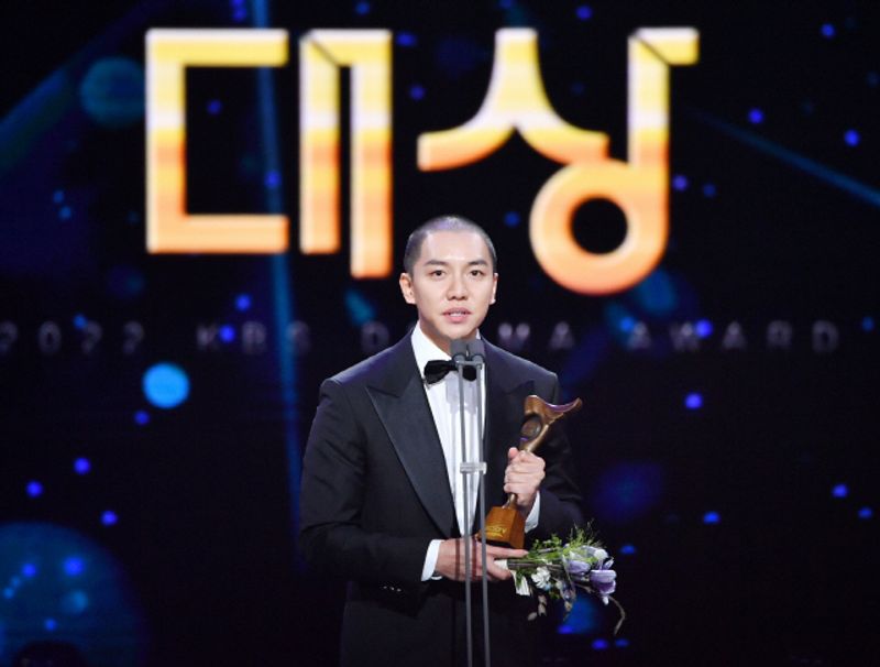 Lee Seunggi Kejutkan KBS Drama Award Dengan Kepala Botak