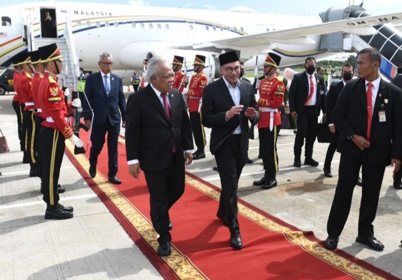 menteri-basuki-sambut-kedatangan-pm-malaysia-yang-mulia-dato-seri-anwar-ibrahim-