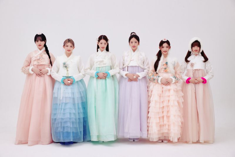 IVE Tampil Cantik Dengan Balutan Hanbok Untuk Tahun Baru