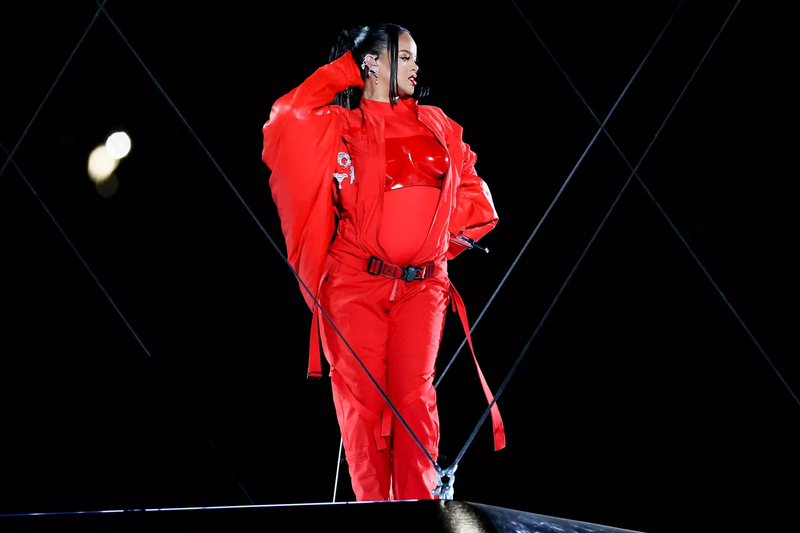 Rihanna Tampil di Super Bowl 2023 Sambil 'Pamer' Kehamilan Keduanya