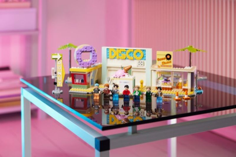 LEGO Rilis Set Bertema Video Musik BTS 'Dynamite'