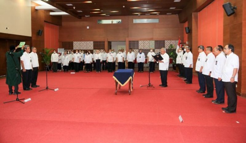 menteri-basuki-lantik-2-pejabat-fungsional-teknik-pengairan-ahli-utama-WhatsApp