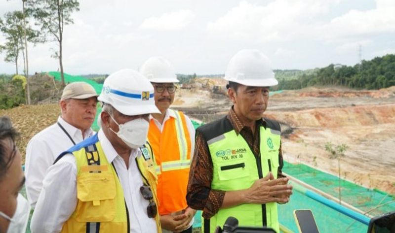 ditargetkan-rampung-2024-menteri-basuki-dampingi-presiden-jokowi-tinjau-jalan-to