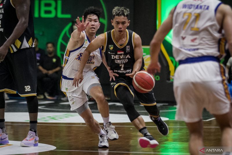 antarafoto-basket-ibl-seri-iv-satria-muda-melawan-dewa-united-250223-yud-6