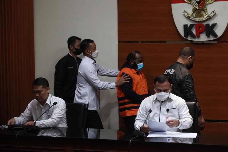 kpk-tahan-bupati-mamberamo-tengah-papua-ricky-ham-pagawak-6