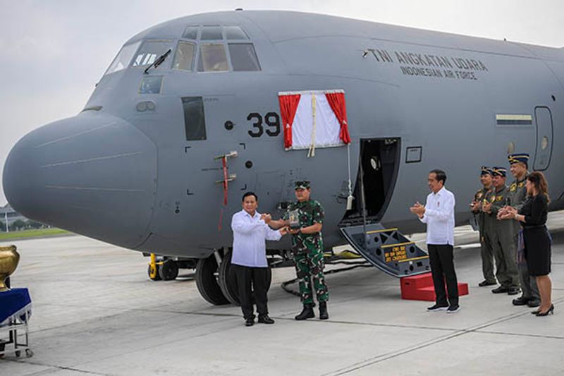 antarafoto-menhan-serahakan-alutsista-pesawat-hercules-ke-tni-08032023-gp-4