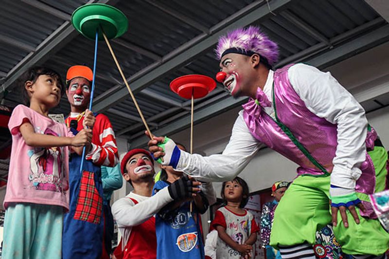 antarafoto-badut-hibur-anak-korban-kebakaran-plumpang-080323-pw-1