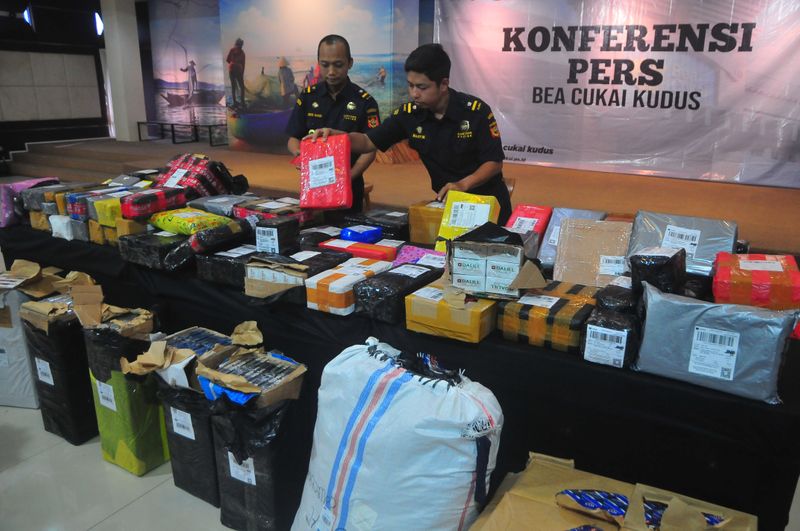 antarafoto-penindakan-rokok-ilegal-yang-di-pasarkan-secara-daring-080323-yn-1