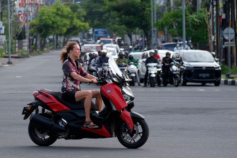antarafoto-kelakuan-buruk-bule-bali-280223-2