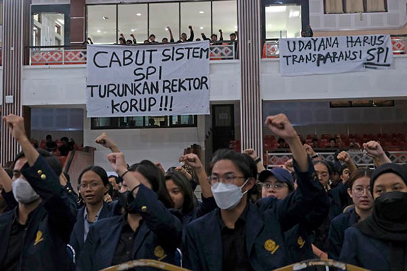 antarafoto-aksi-seruan-mahasiswa-universitas-udayana-bali-150323-5 korupsi SPI