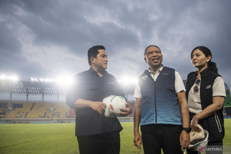 antarafoto-ketum-pssi-tinjau-stadion-si-jalak-harupat-110323-agr-5